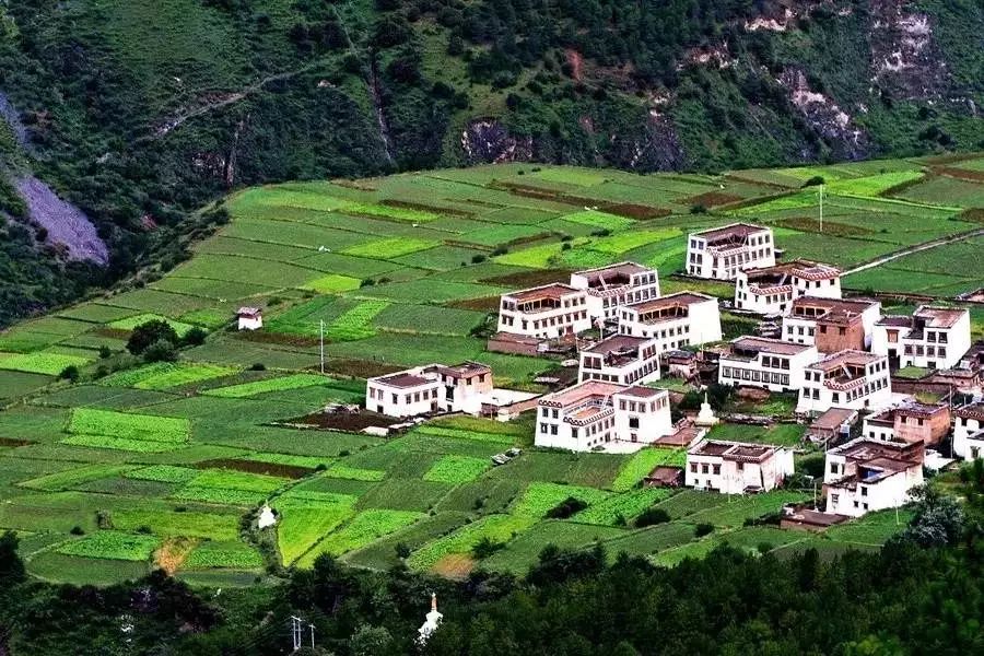 國慶去哪里玩，廈門租車自駕去川西，一個(gè)景色媲美西藏的地方